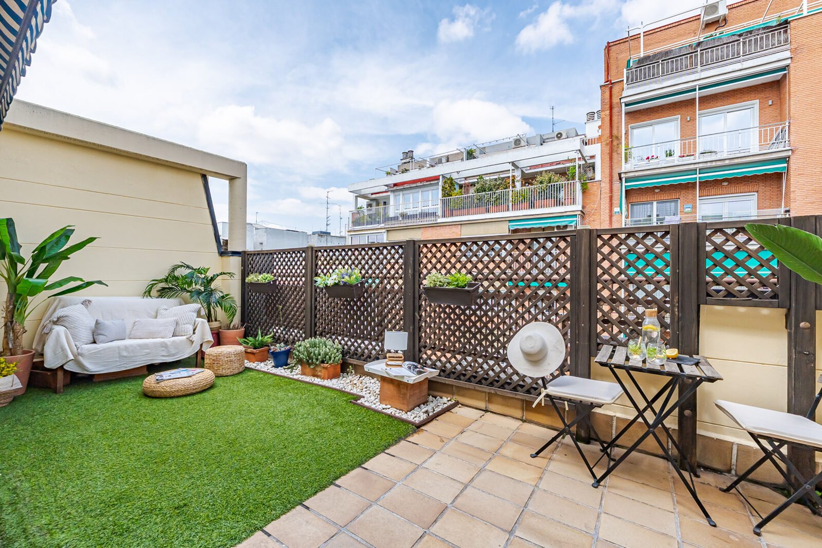 Terraza con césped